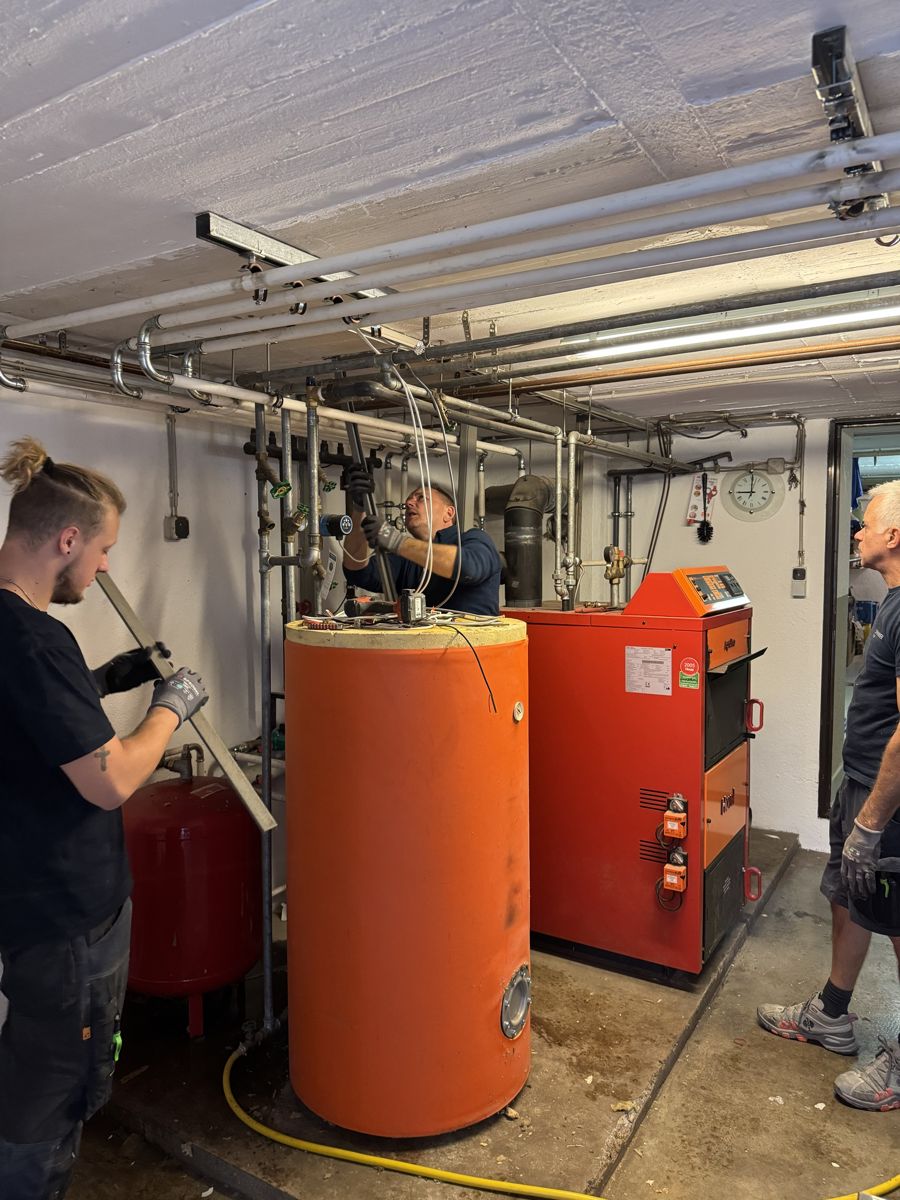 Team beim Ausbau einer alten Heizungsanlage
