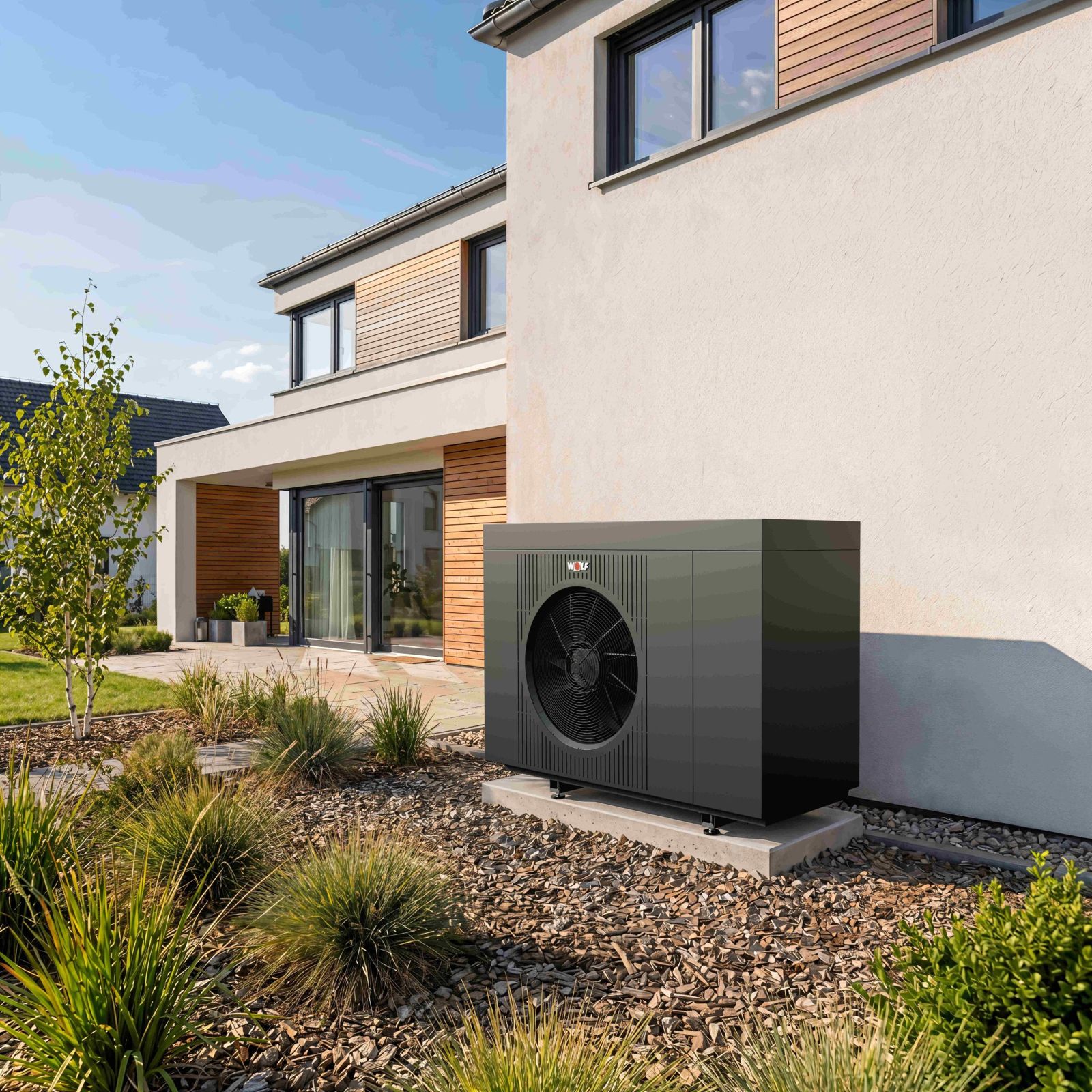 WOLF CHA-Monoblock Special Edition vor einem modernen Einfamilienhaus