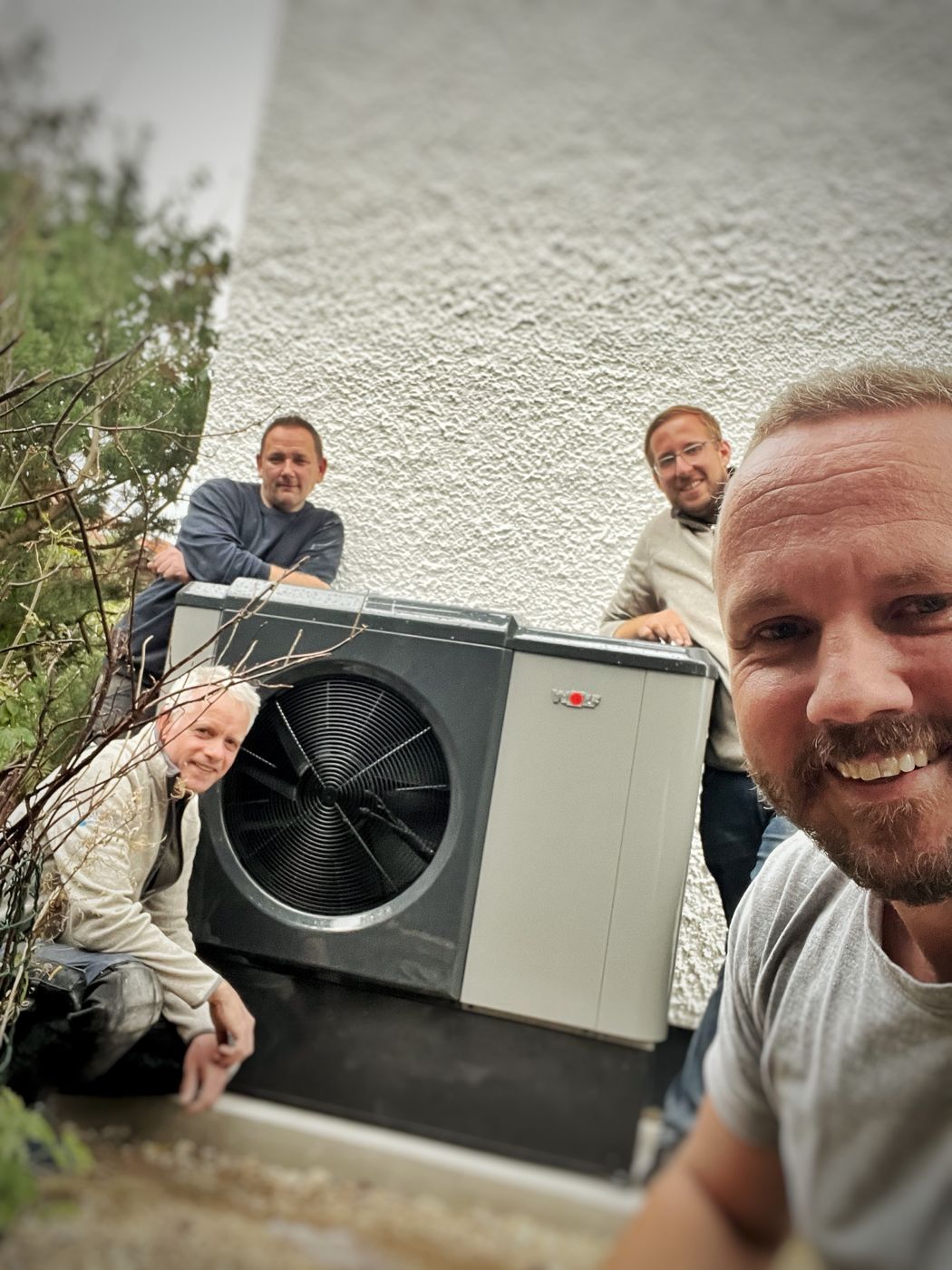 Das Team von J. RANNER an einer neu installierten Wärmepumpe